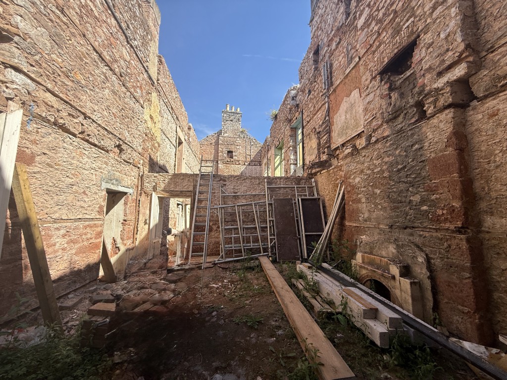 Lot: 198 - FORMER HISTORIC SITE FOR RESIDENTIAL DEVELOPMENT WITH PLANNING FOR SEVEN DWELLINGS - View into stone building